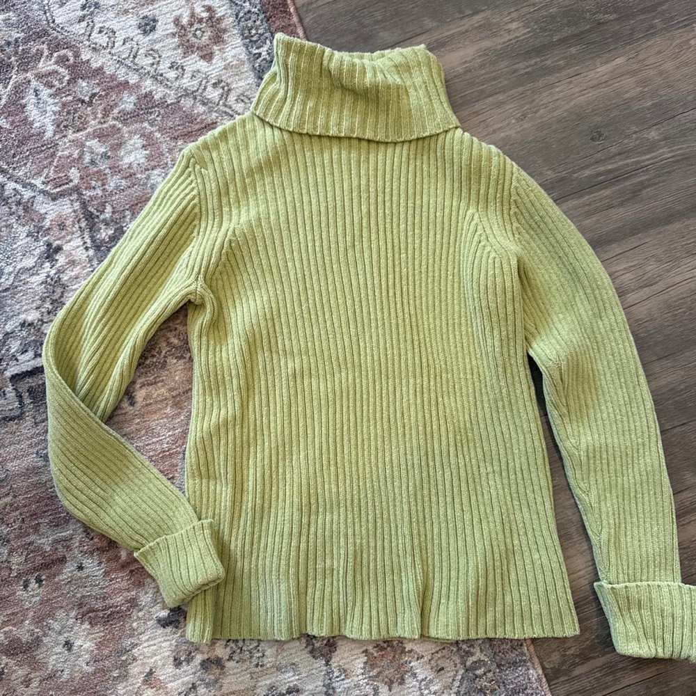 Women’s Ribbed Turtleneck Sweater - Light Olive